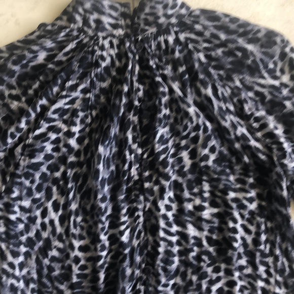 - Bella Dahl Women's Blue Leopard Shirred Mock-Neck Long-Sleeve Blouse T… - Picture 3 of 9